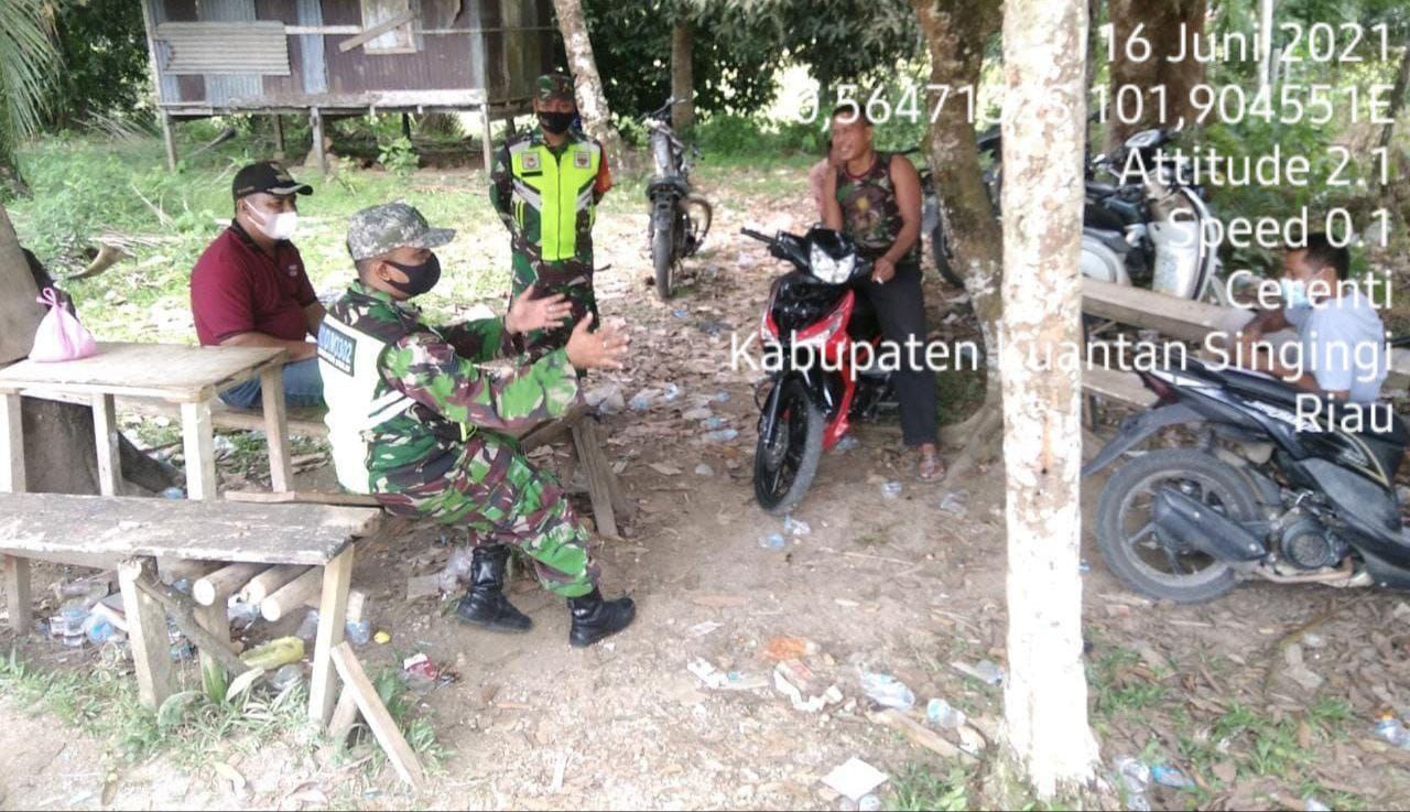Babinsa Koramil 06/Cerenti Dim 0302/Inhu Lakukan Komsos Dengan Masyarakat