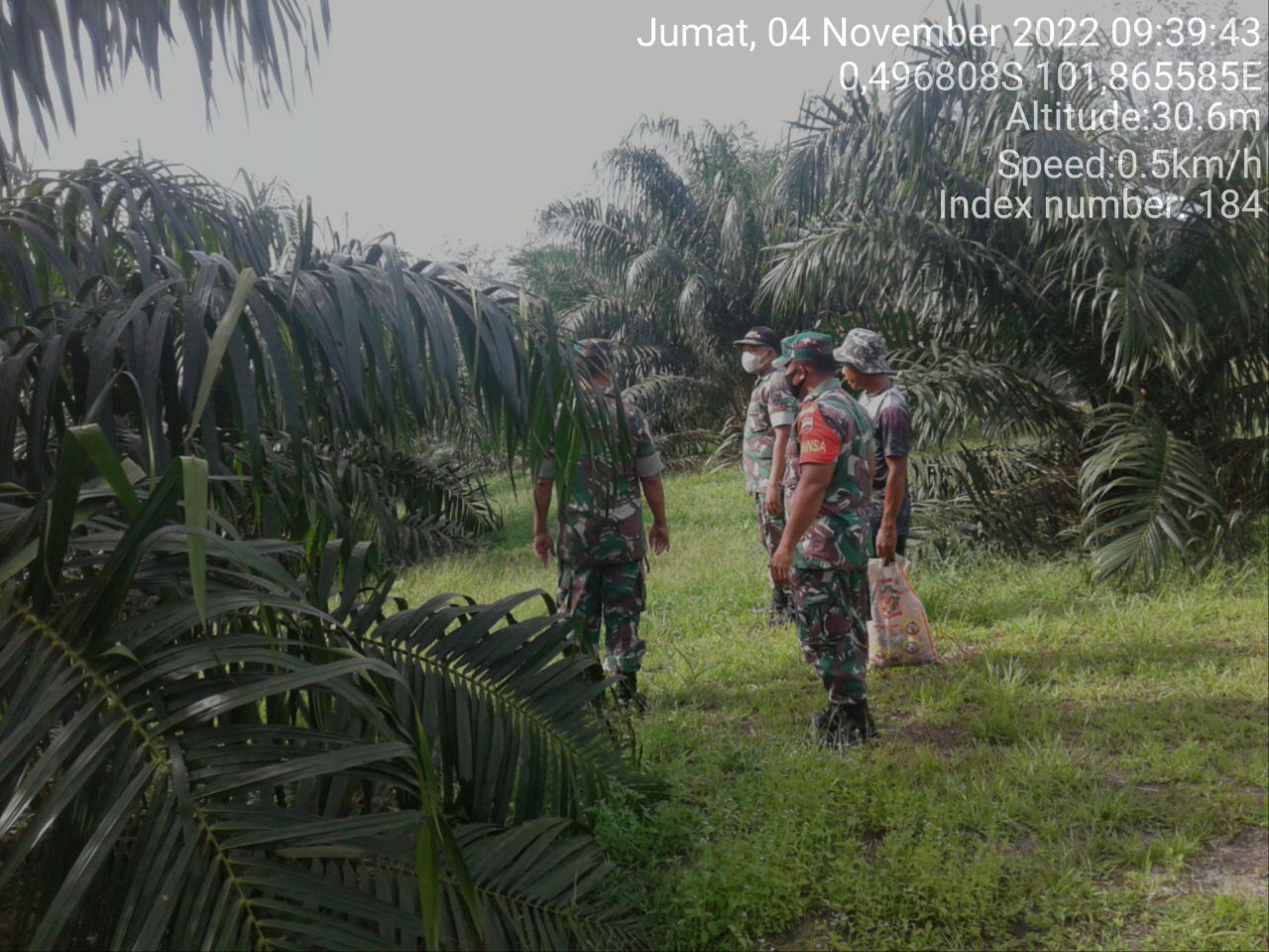 Tingkatkan Pengawasan Karlahut, Setiap Hari Babinsa Koramil 06/ Cerenti Dim 0302/ Inhu Laksanakan Patroli dan Sosialisasi Kepada Masyarakat