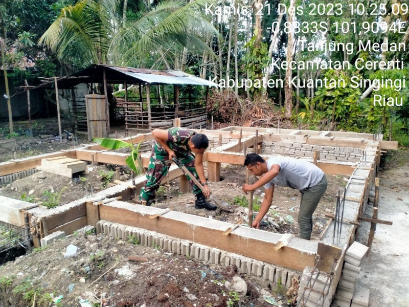 Senantiasa Jalin Silaturahmi Babinsa Koramil 06/Cerenti Kodim 0302/Inhu Bantu Warga Membuat Rumah Di Desa Tanjung Medan