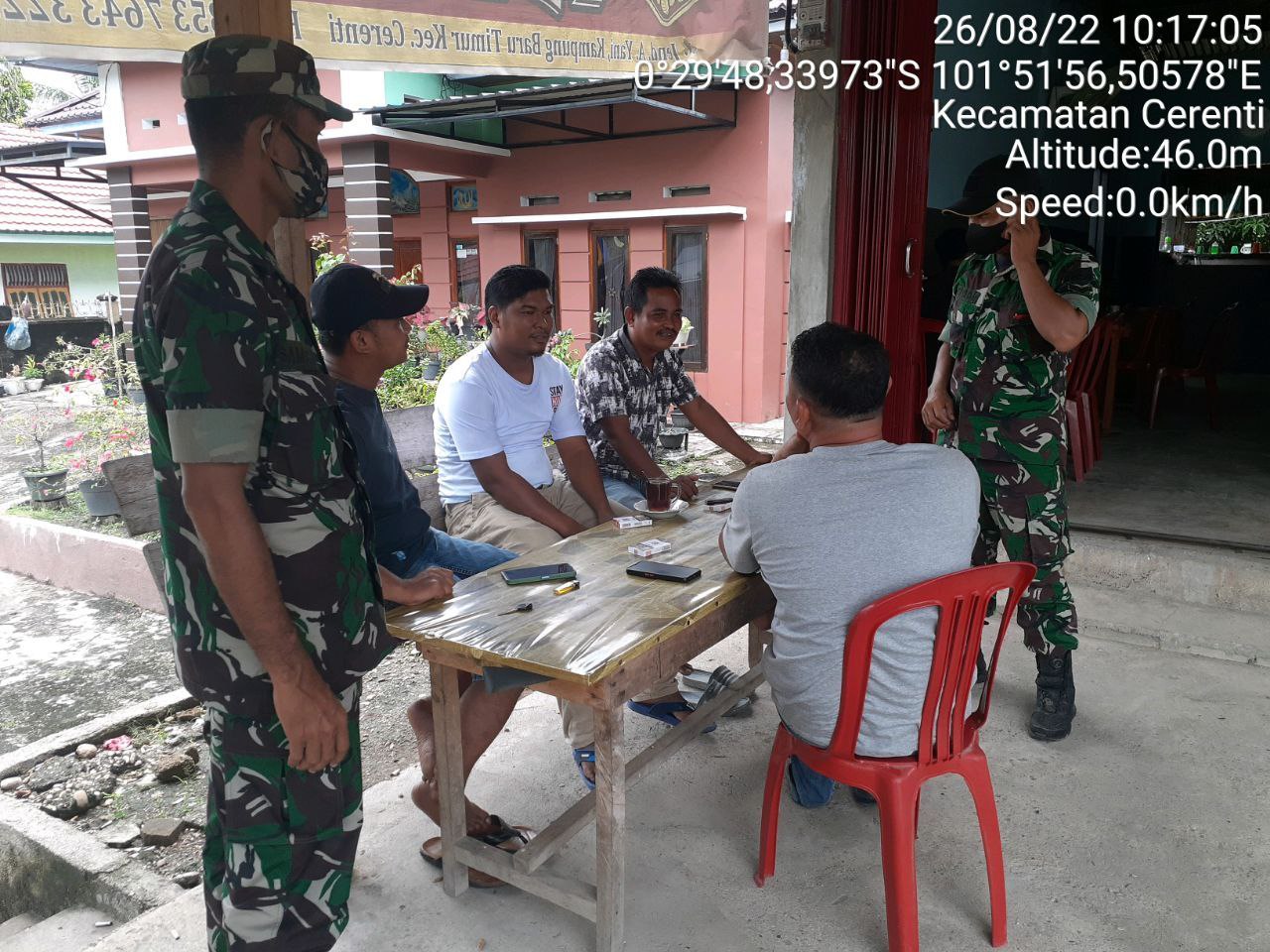 Serda Samrin BABINSA Koramil 06/Cerenti Kodim 0302/Inhu Berikan Sosialisasi Serta Himbauan Kepada Warga Agar Patuhi Prokes Covid-19