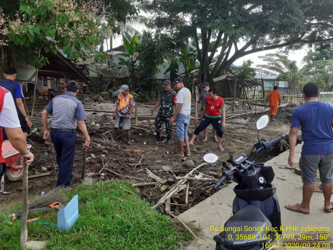 Peduli Lingkungan, Serda Epi Suanto Anggota Koramil 07/Kuantan Hilir Dim 0302/Inhu Melaksanakan Gotong Royong Membersihkan Lingkungan Desa Sungai Sorik.