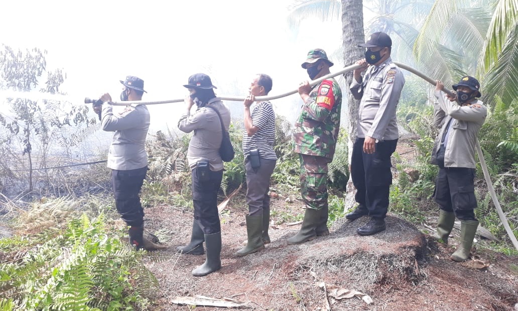 Polsek Kuala Kampar Masih Lakukan Pendinginan Titik Api di Perbatasan