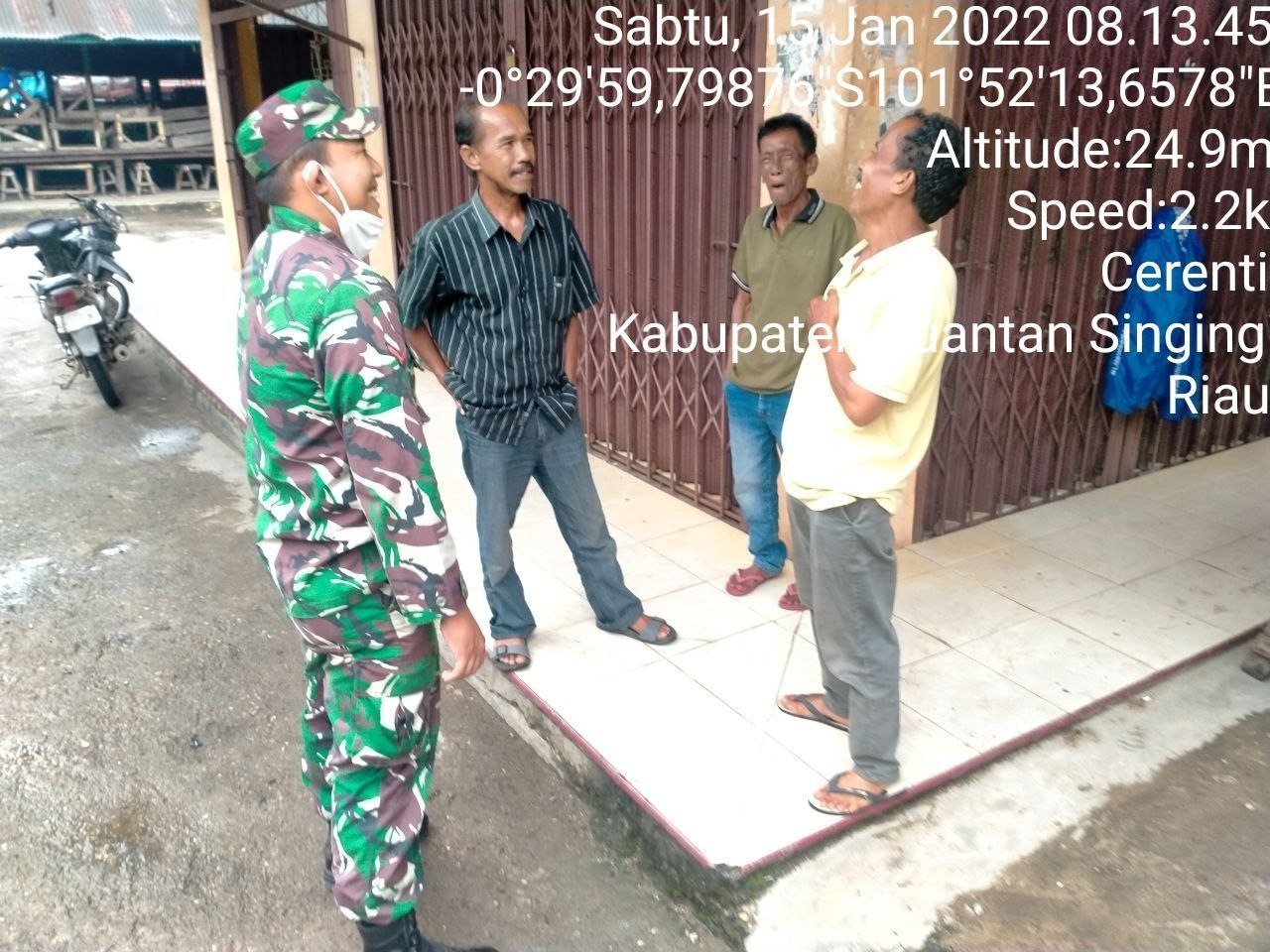 Kopda Mohammad Soleh Babinsa Koramil 06/Cerenti Kodim 0302/Inhu Melaksanakan Kegiatan Komsos Dengan Warga Binaan di Kelurahan Pasar Cerenti