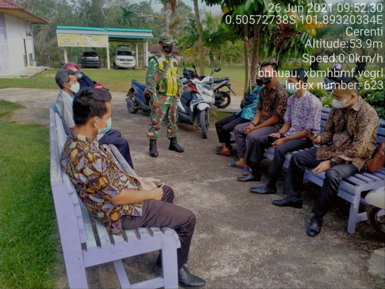 Kopda Junedi Babinsa Koramil 06/Cerenti Melaksanakan Komsos Sekaligus Memberikan Himbauan Kepada Warga Agar Tetap Mematuhi Protokol Kesehatan