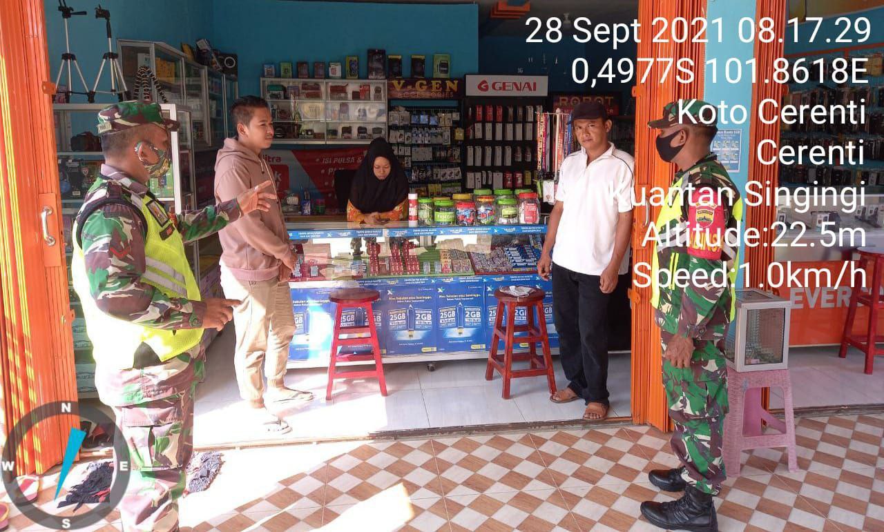 Babinsa Koramil 06/Cerenti Kodim 0302/ Inhu, Serda M. Amin  Babinsa Berikan Himbauan Secara Humanis Tentang Patuhi Prokes Covid-19 Kepada Warga