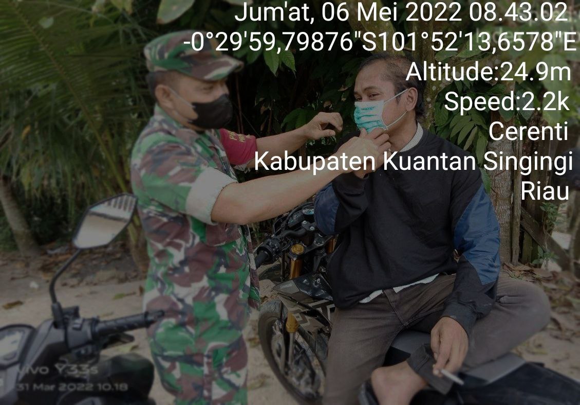 Tegakkan Prokes Babinsa Koramil 06/Cerenti Kodim 0302/Inhu Bagikan Masker  Kepada Warga