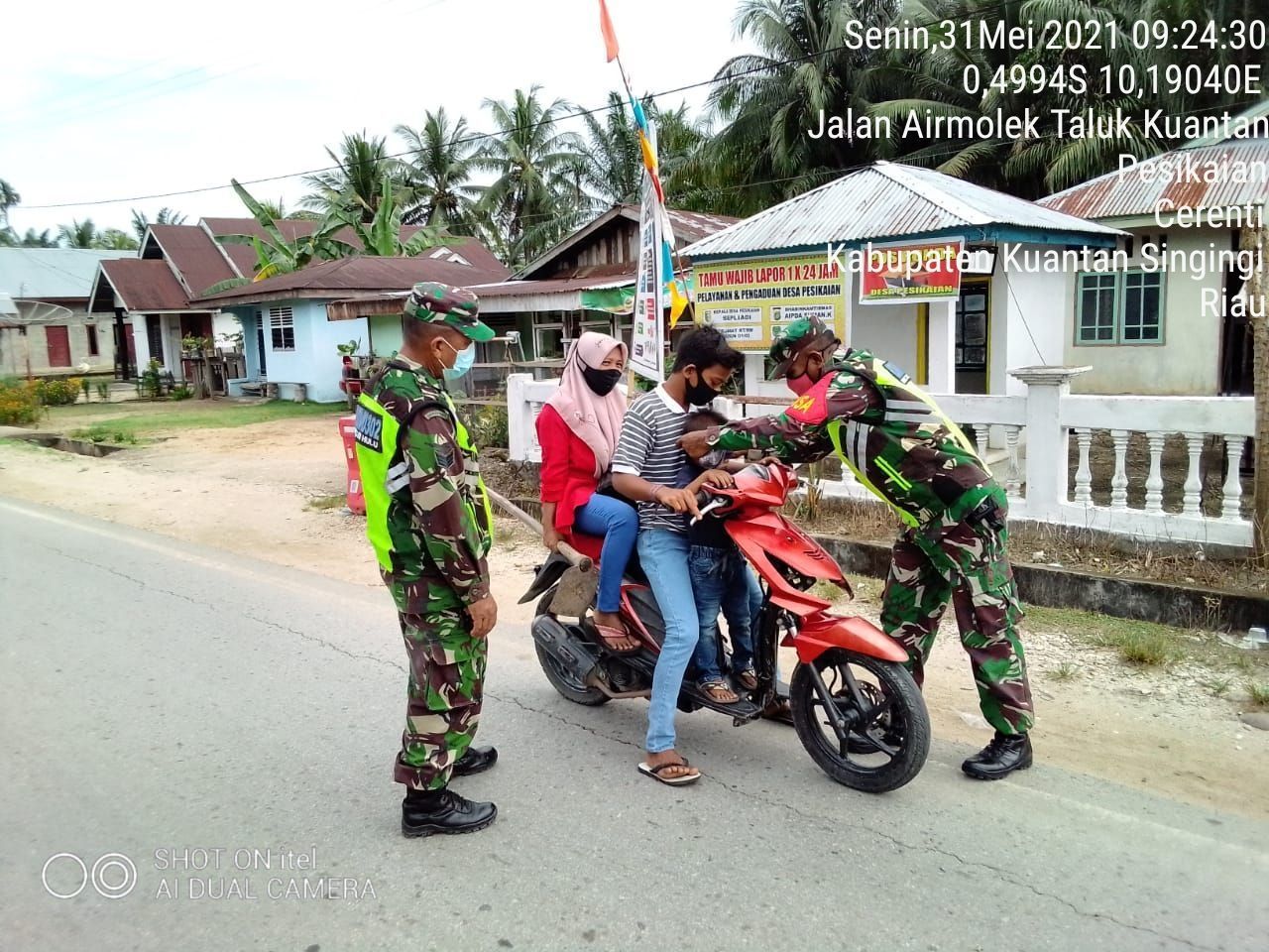 Babinsa Koramil 06/Cerenti Putus Penyebaran Covid -19, Cara Beri Dan Pasangkan Masker Kepada Pengendara Dijalan Raya 