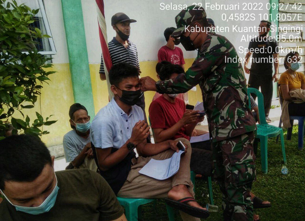 Babinsa Koramil 06/ Cerenti Kodim 0302/ Inhu Membagikan Masker Untuk Masyarakat di Pulau Sipan Kecamatan Inuman