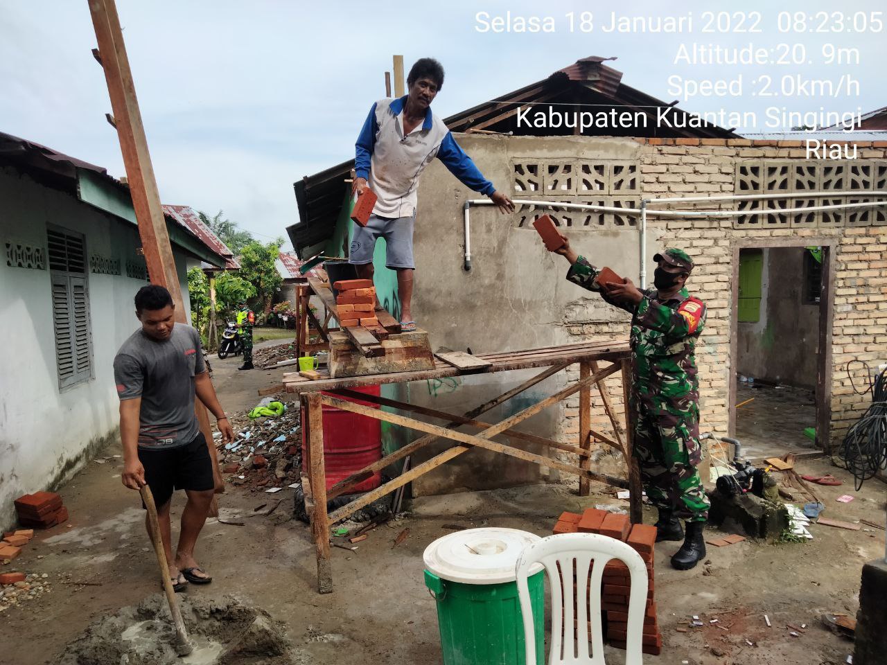 Babinsa Koramil 06/Cerenti Kodim 0302/ Inhu Bersama Masyarakat Gotong Royong Membantu Rehap Rumah Warga Kecamatan Cerenti