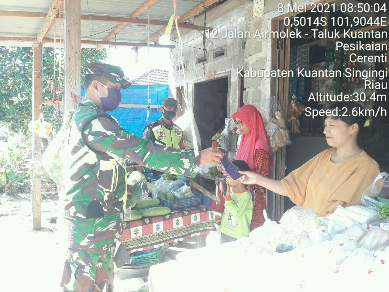 Bagikan Masker, Upaya Babinsa Koramil 06 Cerenti Kodim 0302 Inhu Mengajak Masyarakat Sekitar, Bahwa Pentingnya Memakai Masker