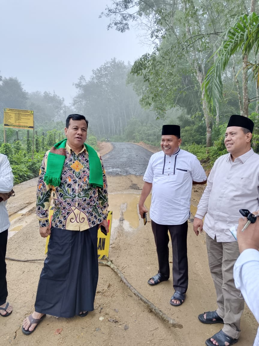 PLT Bupati Kuansing Suhardiman Amby Tinjau Aspal Jalan Pulau Kumpai Kecamatan Pangean 