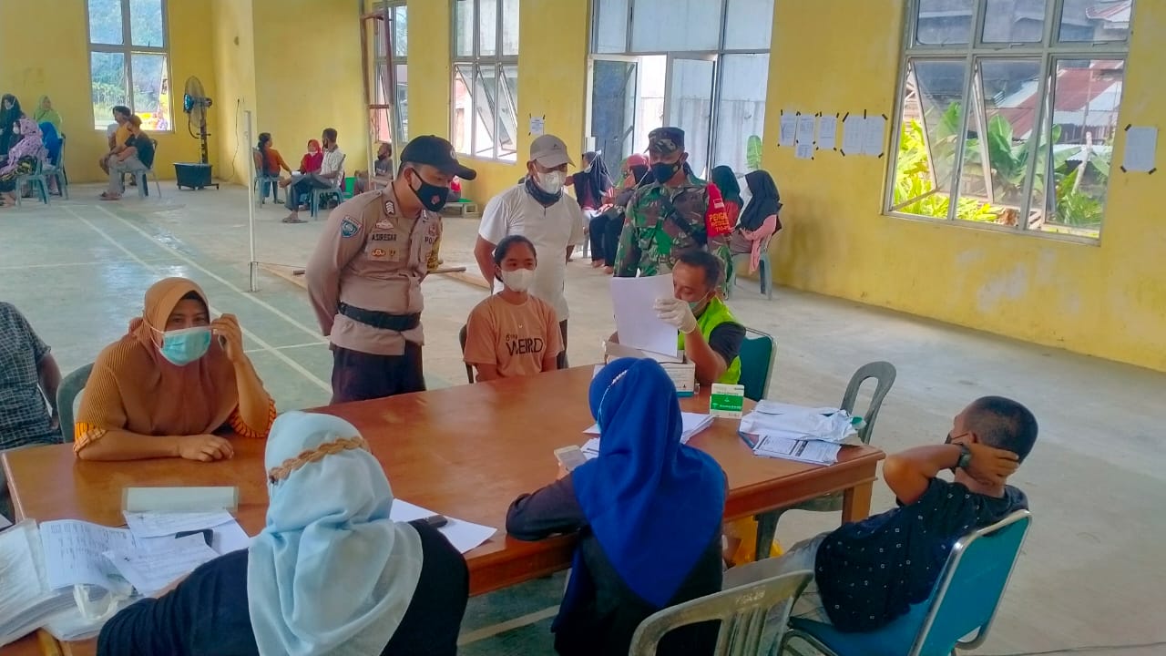 Bhabinkamtibmas Polsubsektor Pelalawan Monitor Giat Vaksinasi di Desa Sungai Ara