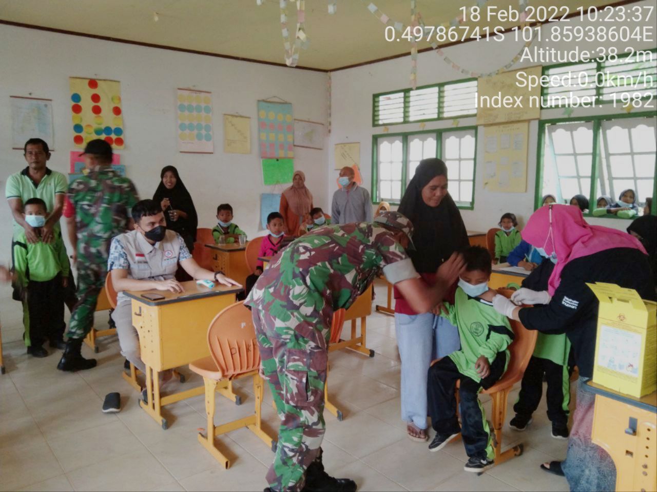 Babinsa Koramil 06/Cerenti Kodim 0302/Inhu  Pantau Dan Dampingi Pelaksanaan Vaksin Covid-19 di SD Negeri 006 Koto Inuman