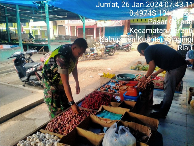 Kopda Muhamad Soleh Anggota Babinsa Koramil 06/Cerenti Kodim 0302/Inhu Pantau Harga Sembako Di Wilayah Binaannya