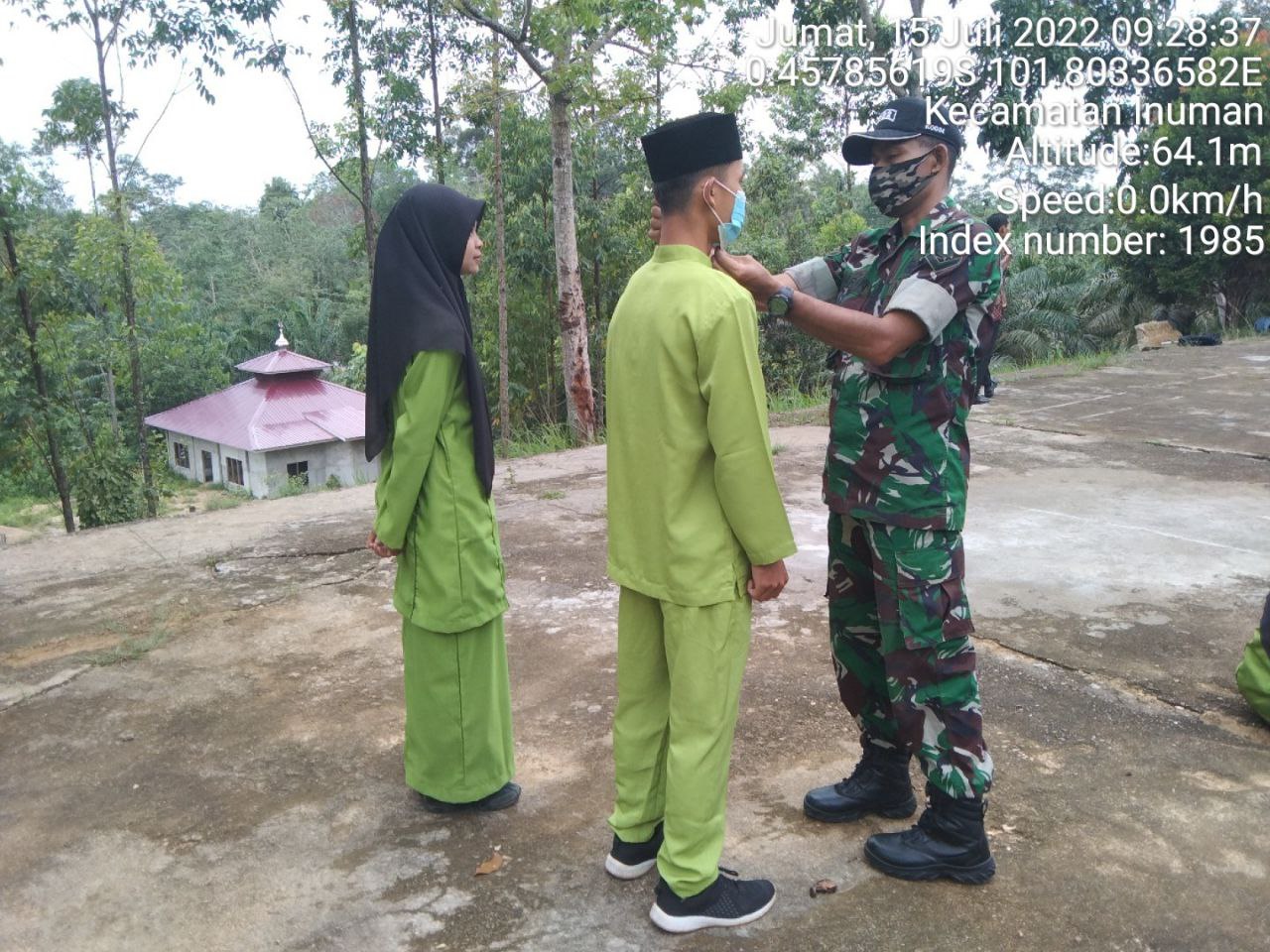 Babinsa Koramil 06/Cerenti Kodim 0302/Inhu Bagikan Masker Kepada Anak-anak Sekolah Di Desa Koto Inuman