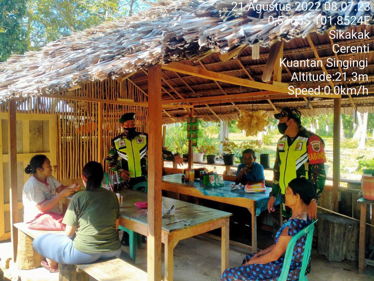 Serda Safriansyah Anggota Koramil 06/Cerenti  Kodim 0302/Inhu Cegah Kasus Covid-19 Babinsa Koramil 06/Cerenti Himbau Warga Patuhi Prokes Dan Jangan Kendor Dalam Pemakaian Masker