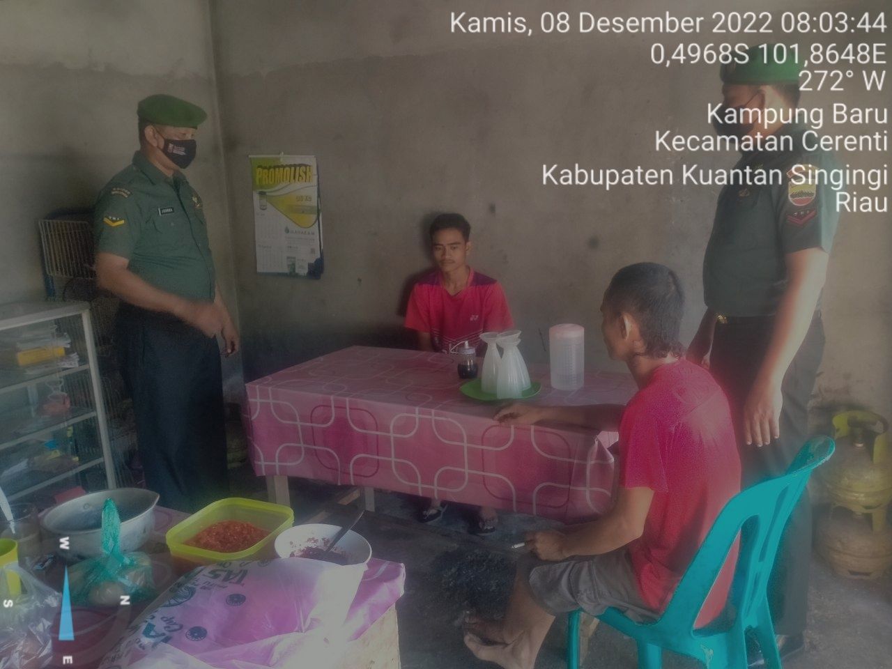 Babinsa Koramil 06/Cerenti Kodim 0302/Inhu Berikan Sosialisasi Serta Himbauan Kepada Warga Agar Patuhi Prokes Covid-19 di Tempat Jualan Jus Dan Sarapan Pagi 