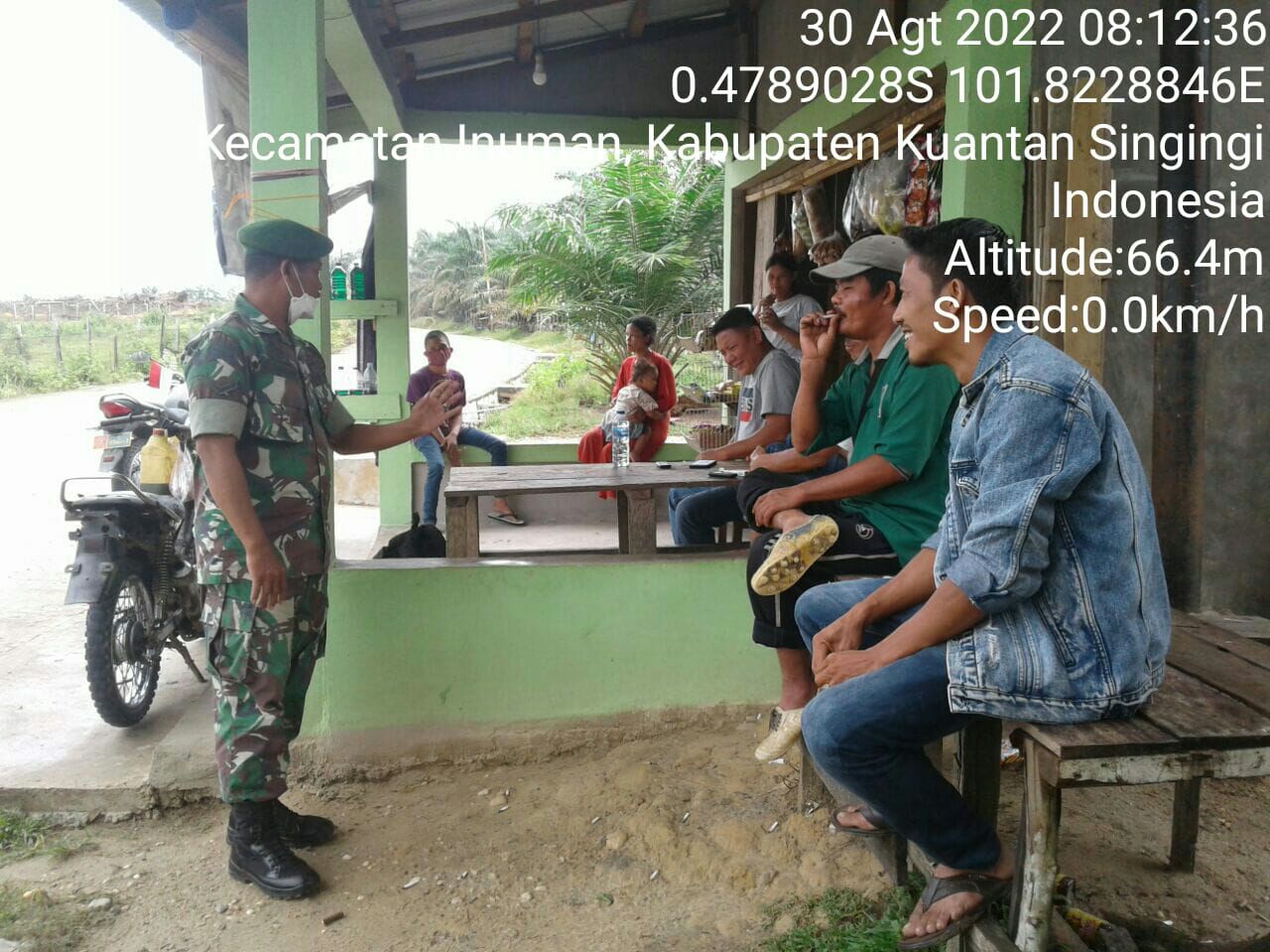 Babinsa Koramil 06/Cerenti Kodim 0302/Inhu Babinsa Jalin Silaturahmi Dengan Warga Binaan di Desa Pulau Panjang Hilir