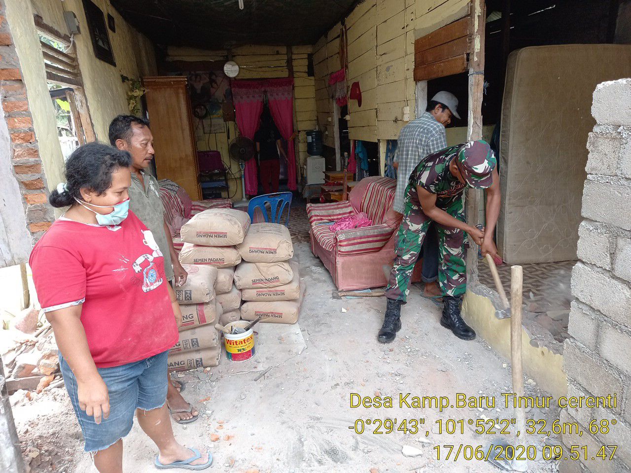 Babinsa Koramil 06/Cerenti Dim 0302/Inhu Serda Jahara Simamora Membantu Dalam Rehab Rumah Warga Tidak Mampu.
