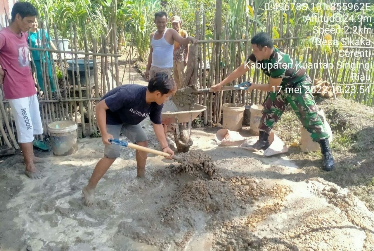 Babinsa Koramil 06/Cerenti Kodim 0302/Inhu Bantu Warga Bangun Rumah di Sikakak Kecamatan Cerenti