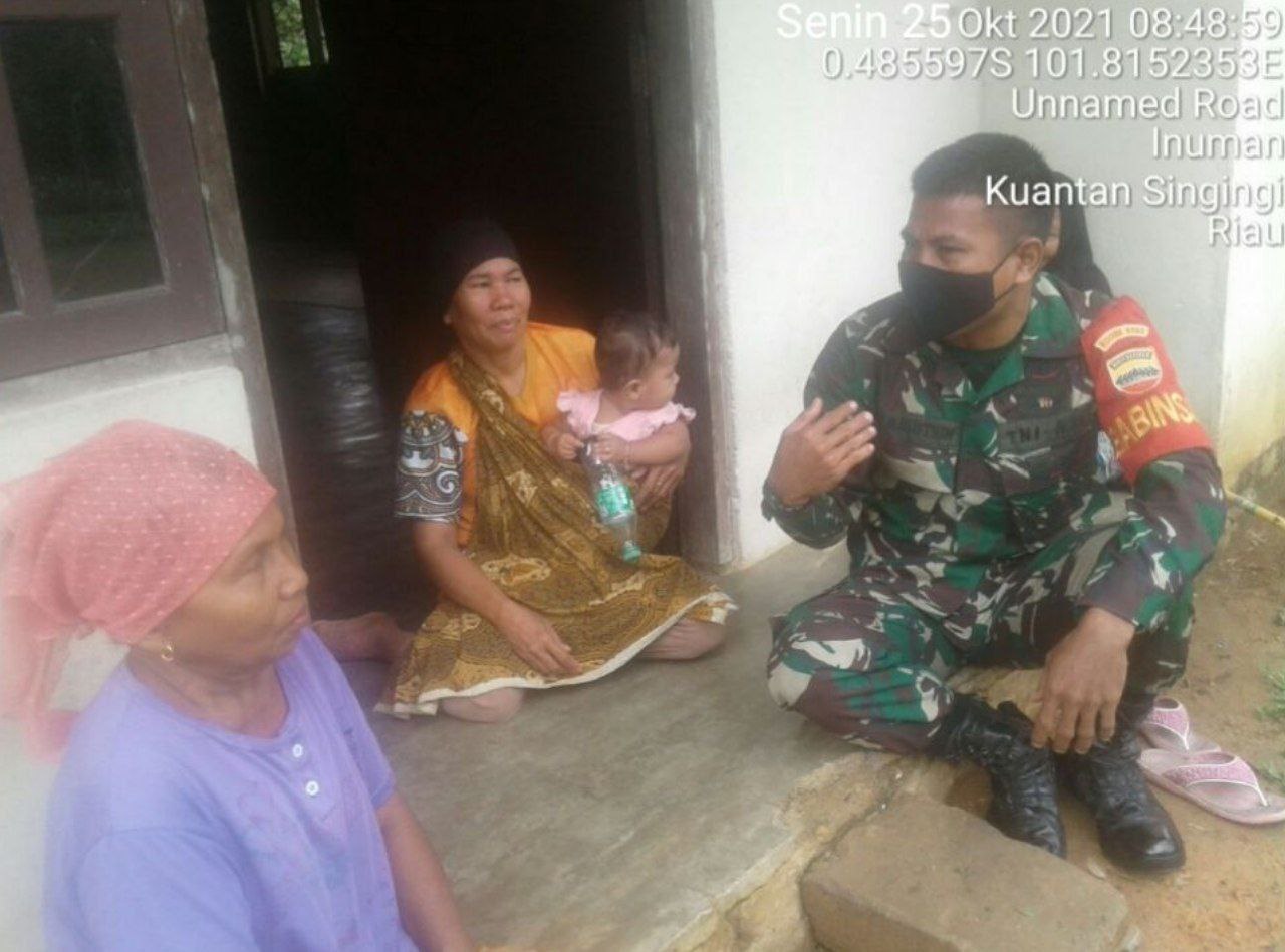 Anggota Koramil 06/Cerenti  Kodim 0302/Inhu Melaksanakan Komsos Dengan Warga Binaan di Bedeng Sikuran Kecamatan Inuman
