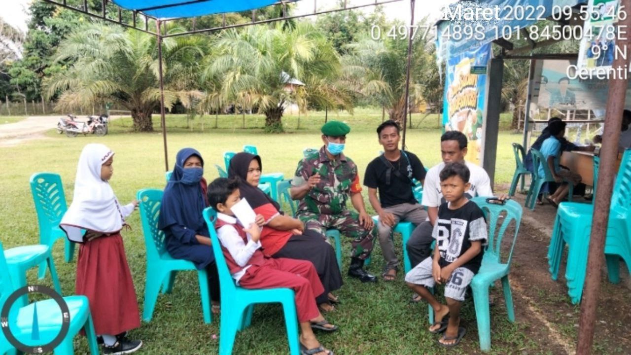 Babinsa Koramil 06/Cerenti  Kodim 0302/Inhu, Serda Juanda Komsos Dengan Warga Dan Tenaga Kesehatan UPTD Kecamatan Cerenti Kabupaten Kuansing