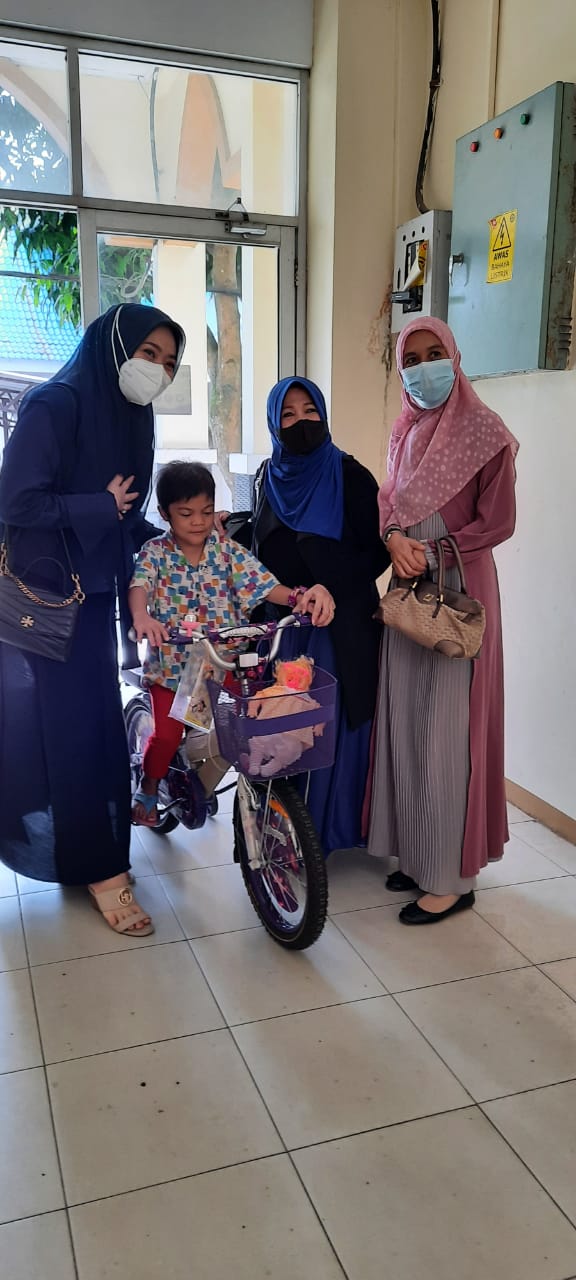 Prihatin Dengan Kondisi Bocah Selamat Pembunuhan Sadis  Wella Andi Putra Dan Hj.Yulia Herma Suhardiman Kunjungi Korban Di Pekanbaru