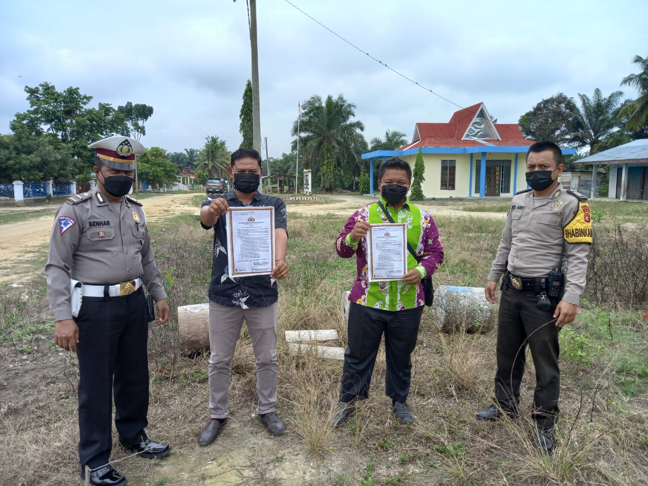 Personel Polsek Pangkalan Kuras Sebar Maklumat Kapolda Riau Terkait Karhutla di Wilkum