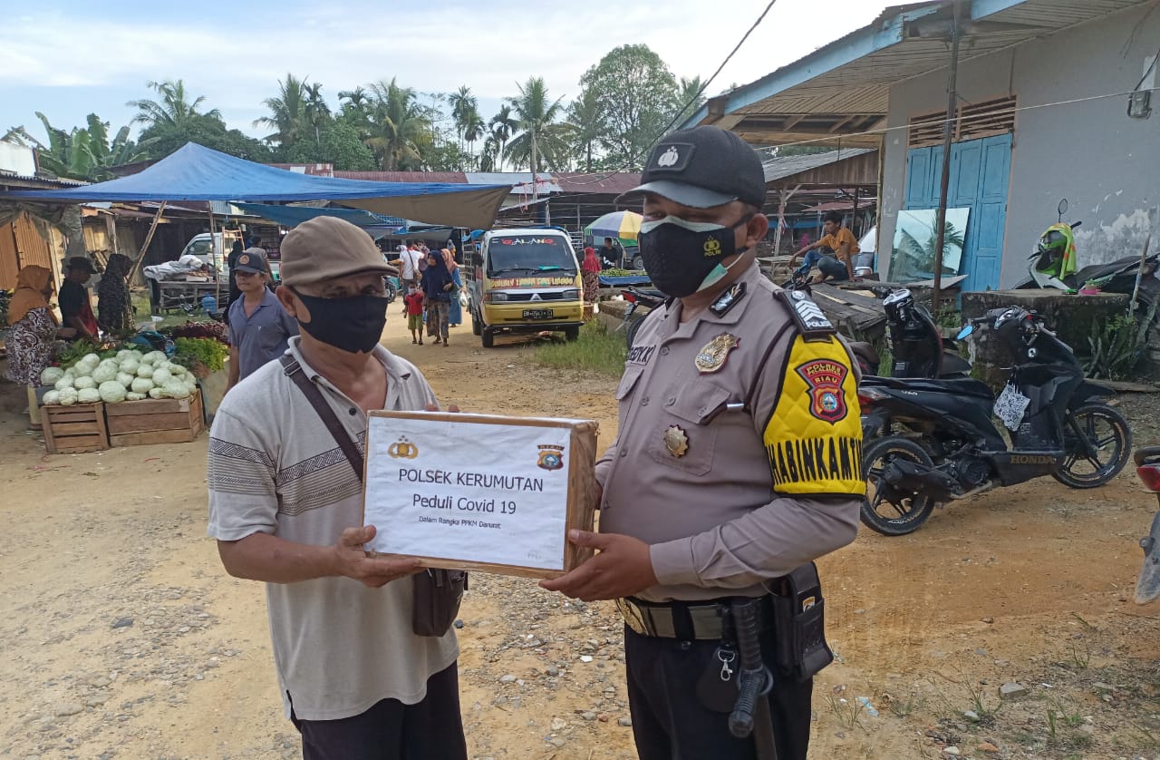 Polsek Kerumutan Bagikan Sembako kepada Warga Terdampak Covid-19