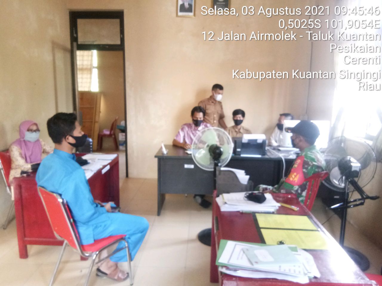 Bangun Sinergitas,Babinsa Koramil 06/Cerenti Komsos Bersama Kades Dan Perangkat Desa Pesikaian Kecamatan Cerenti Kabupaten Kuansing