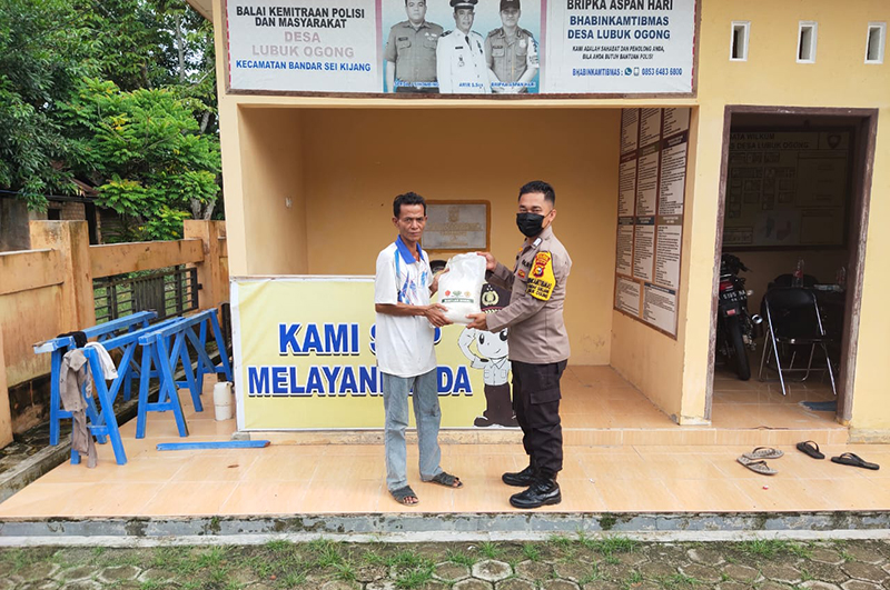 Polsek Bandar Sei Kijang Bagikan Bantuan Beras kepada Warga Terdampak Covid-19