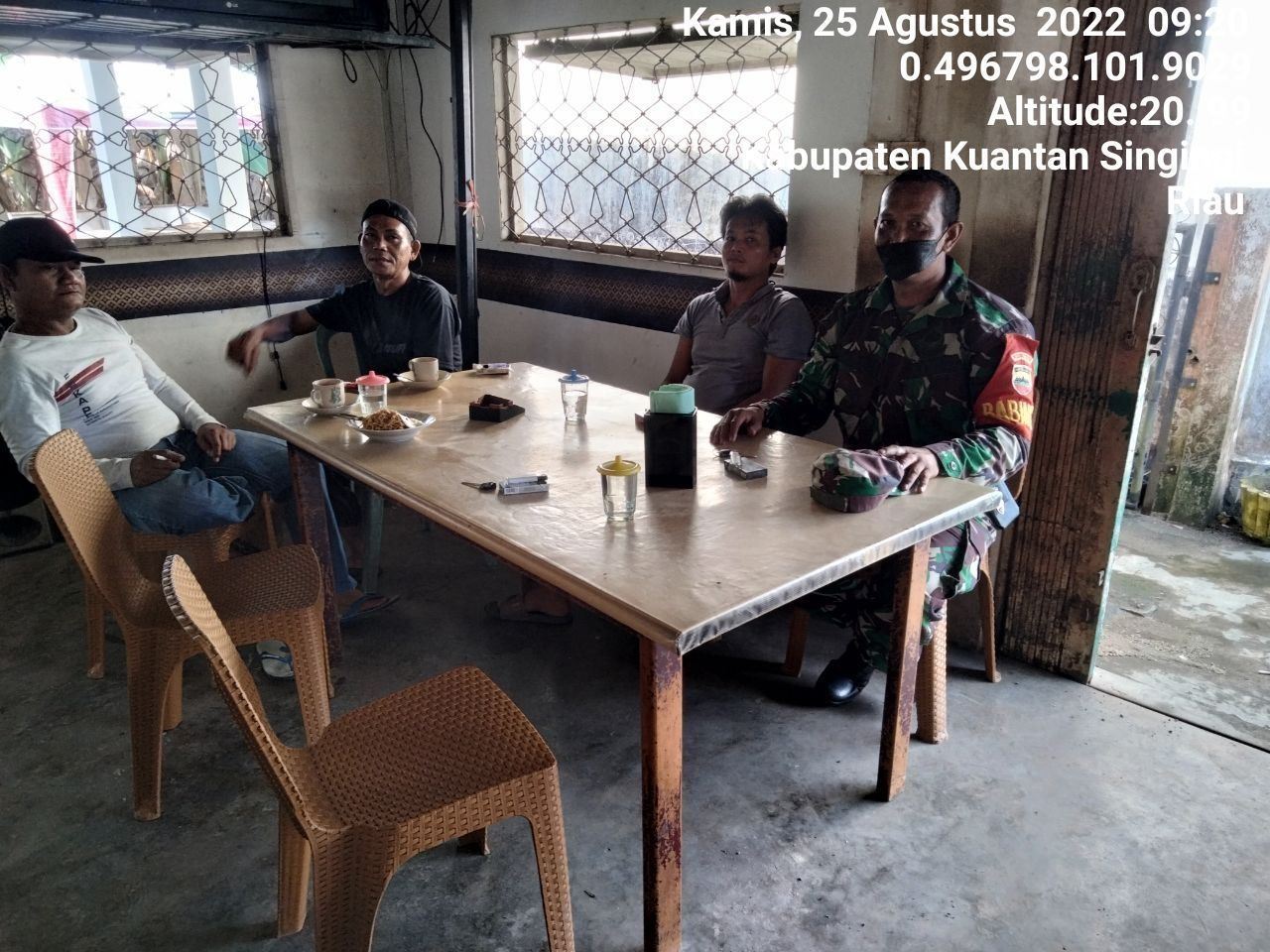 Warung Kopi Media Babinsa Koramil 06/Cerenti Kodim 0302/Inhu Komsos Dengan Warga Binaannya