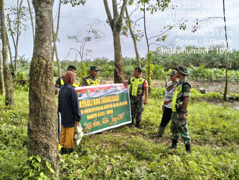 Babinsa Koramil 06/Cerenti Kodim 0302/Inhu Patroli Dan Sosialisasi Bahaya Karhutla di Desa Kompe Berangin Kecamatan Cerenti 