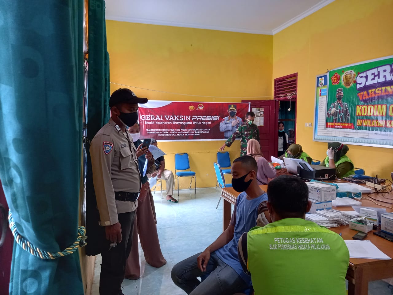 Personel Polsubsektor Pelalawan Pantau Giat Vaksinasi di Desa Batang Nilo Kecil