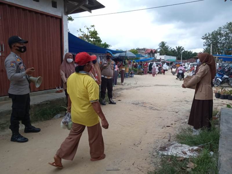 Polsek Kerumutan Sosialisasikan Protokol Kesehatan di Pasar Desa Bukit Lembah Subur