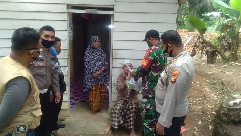 Babinsa Koramil 08/Tandun Bagikan Takjil Kepada Warga Kurang Mampu