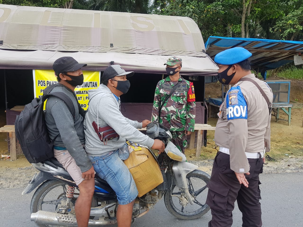 Berjaga di Posko Covid-19, Personel Polsek Kerumutan Awasi Prokes