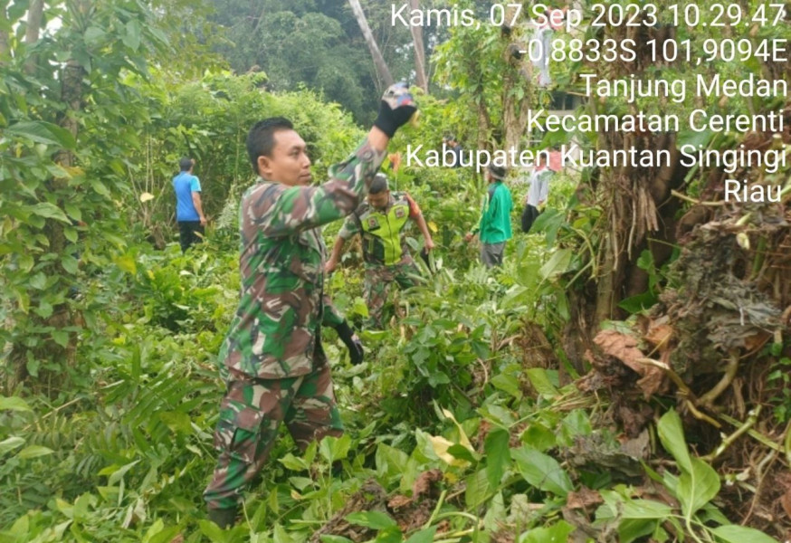 Jalin Kebersamaan, Babinsa Koramil 06/ Cerenti Gotong Royong Bersama Warga Untuk Membersihkan Lingkungan Di Wilayah Teritorialnya