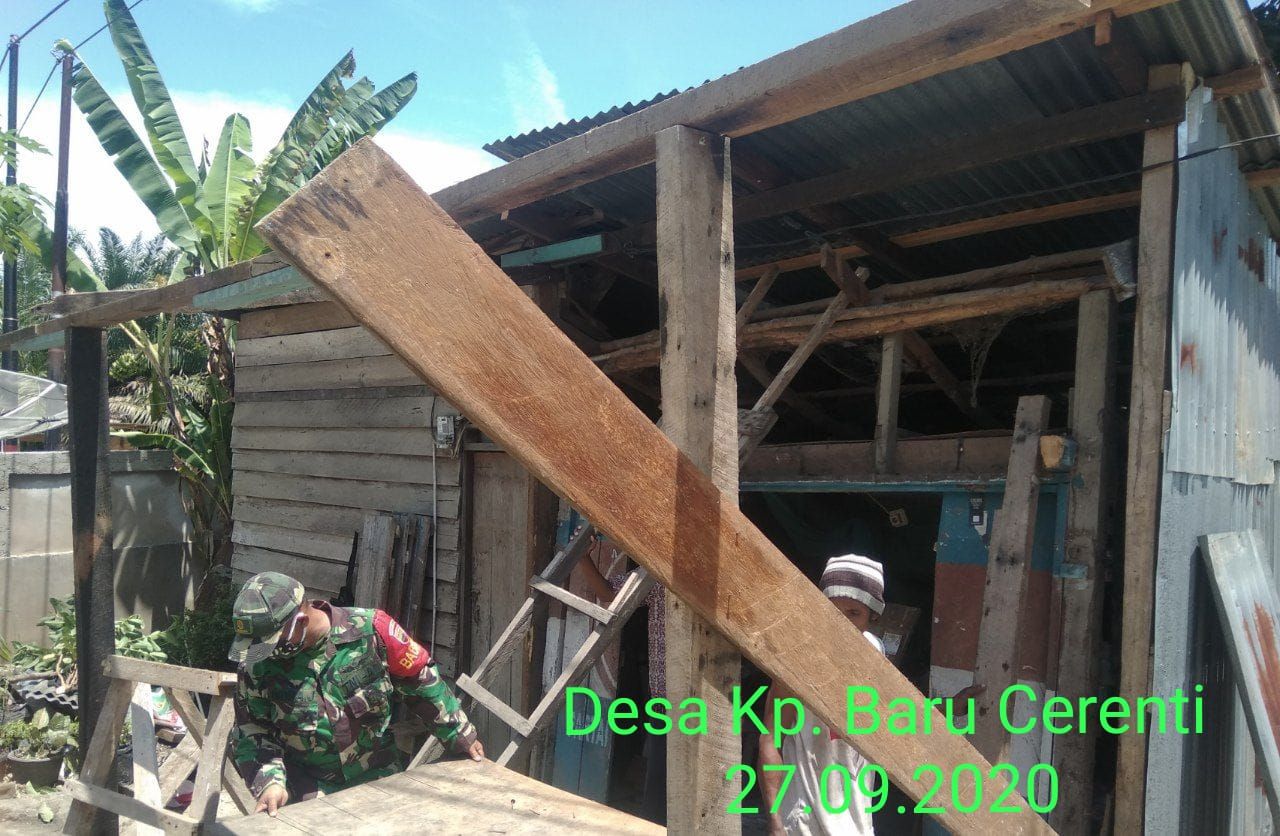 Ditengah Massa Pandemi Covid-19. Babinsa koramil 06/ cerenti dim 0302/Inhu Membantu Warga Desa Merehap Rumah