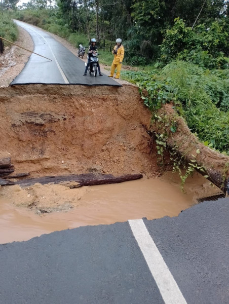 Terkait Jalan Ambruk Di Koto Inuman;  Bupati Instruksikan PUPR Bangun Jembatan Darurat