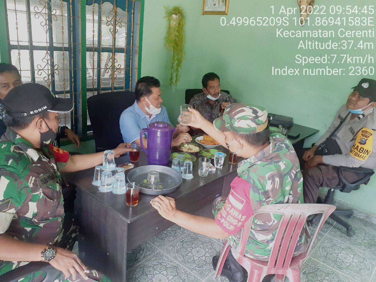 Babinsa Koramil 06/Cerenti  Kodim 0302/Inhu Komsos Dengan Warga di Kelurahan Koto Peraku