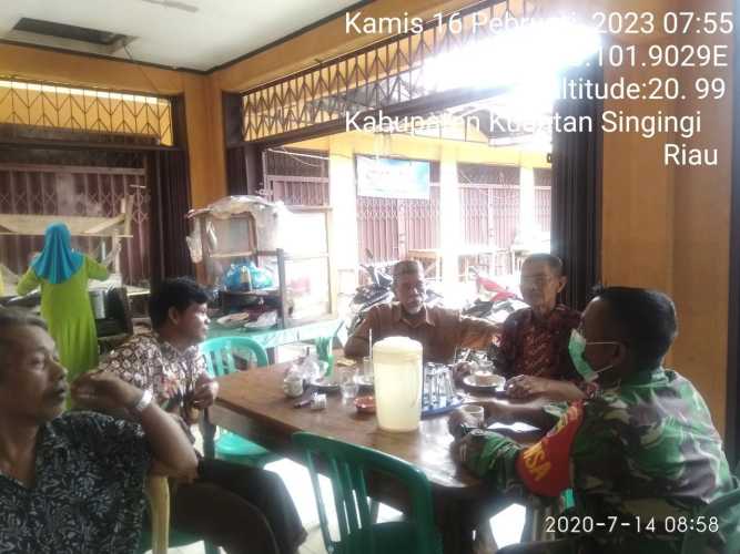 Babinsa Koramil 06/Cerenti Kodim 0302/Inhu Komsos Dengan Warga Binaan Memberikan Pengertian Tentang Pentingnya Menjaga Keamanan di Desa Pulau Busuk Kecamatan Inuman 