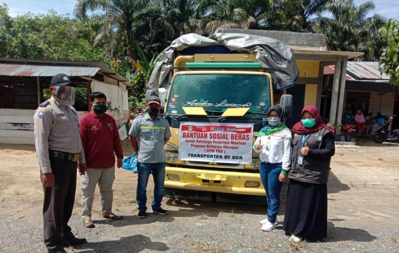 Polsek Kerumutan Awasi Pendistribusian Bantuan Sosial Beras di Kecamatan Kerumutan