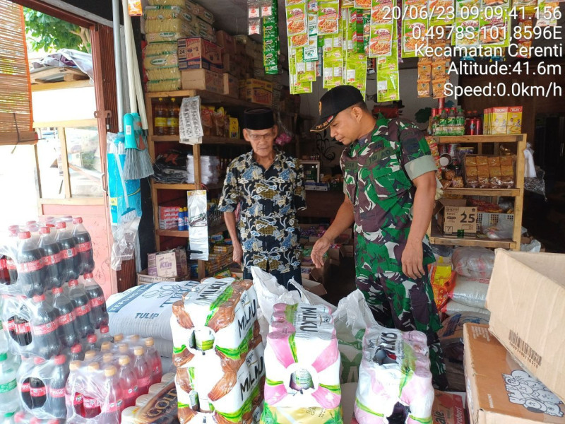 Menjelang Hari Raya Idul Adha Babinsa Koramil 06/Cerenti Cek Perkembangan Harga Sembako Di Wilayah Kecamatan Cerenti