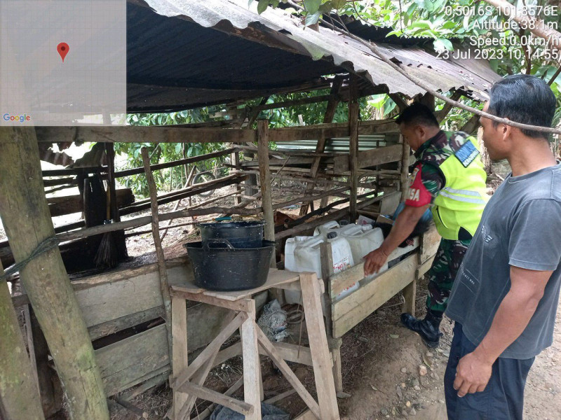 Babinsa Koramil 06/Cerenti Kodim 0302/Inhu Cek Langsung Temui Peternak Untuk Berikan Sosialisasi Akan Bahaya Virus Pmk Pada Sapi Bapak Andri