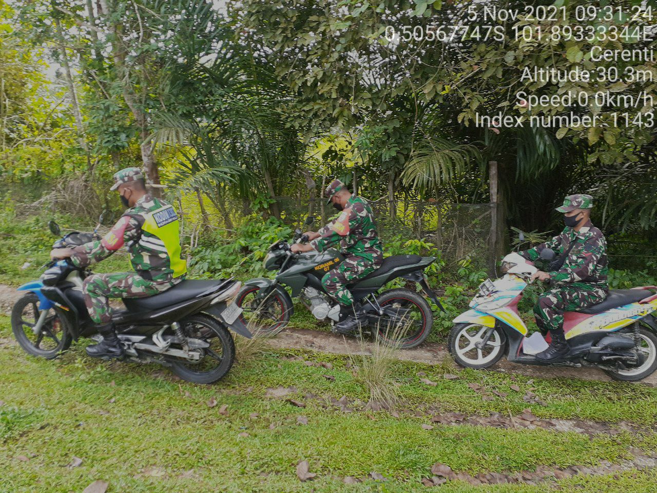 Sertu Firman Bersama Anggota Koramil 06/Cerenti Kodim 0302/ Inhu Lainnya Laksanakan Patroli Untuk Cegah Kebakaran Hutan Dan Lahan di Kampung Baru