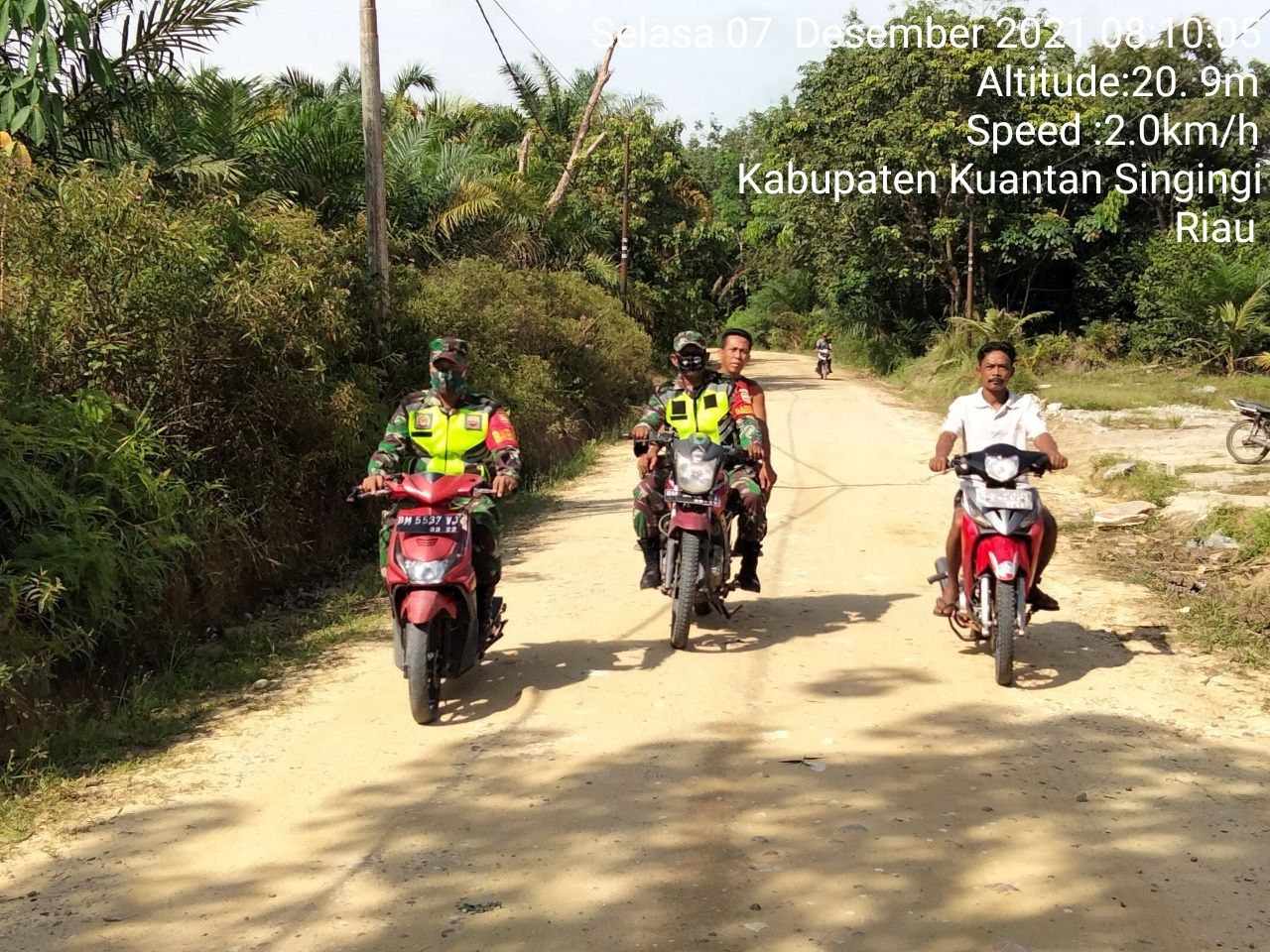 Babinsa Koramil 06/Cerenti Dim 0302/Inhu Gelar Patroli Dan Sosialisasi Pencegahan Karhutla di Koto Cerenti Kecamatan Cerenti Kabupaten Kuansing