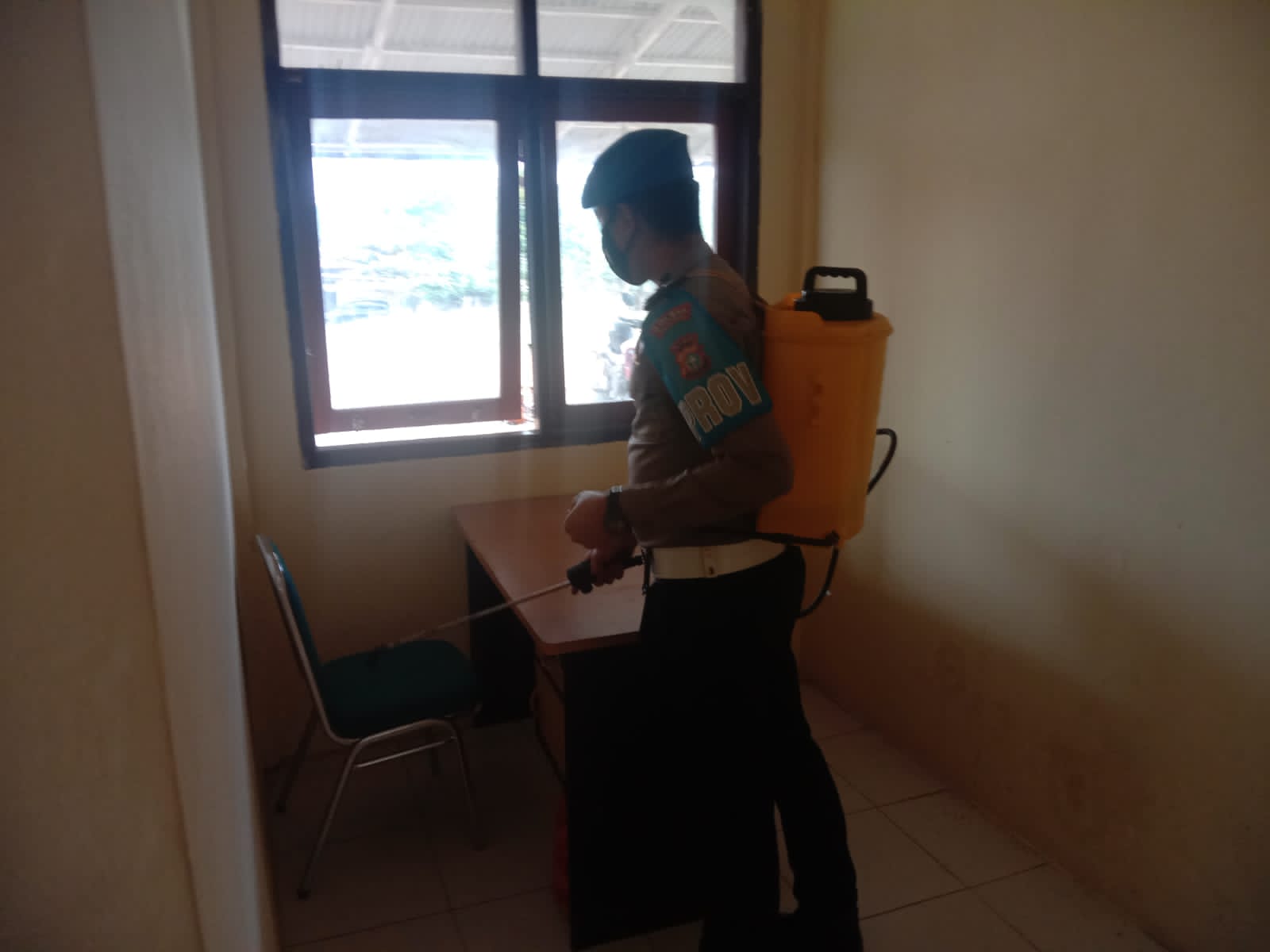 Cegah Penyebaran Covid-19, Polsek Pangkalan Lesung Rutin Semprot Mako dan Asrama dengan Disinfektan