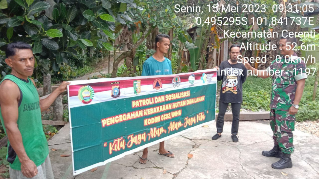 Babinsa Koramil 06/Cerenti Kodim 0302/Inhu di Desa Kompe Berangin Secara Kontinyu Laksanakan Patroli dan Sosialisasi Bahaya Karhutla