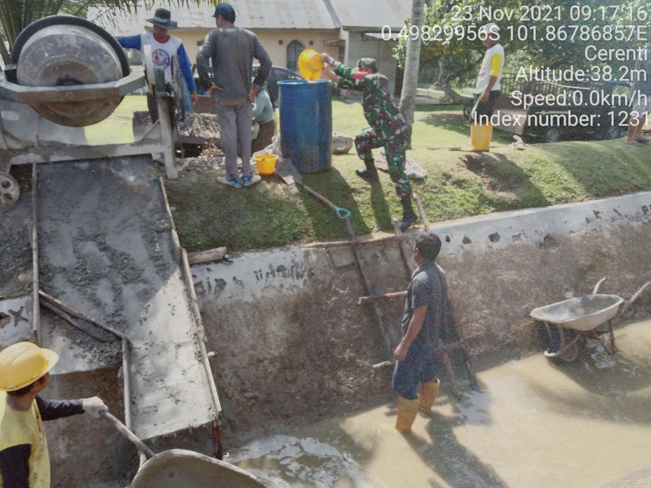 Babinsa Koramil 06/Cerenti Dim 0302/ Inhu Gontong Royong Bantu Warga di Pulau Panjang Cerenti